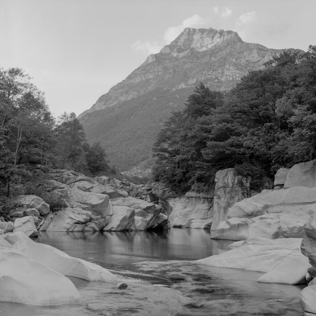 Tessin, Val Verzasca. Fotografiert mit einer Rolleicord Vb auf Ilford FP4 Plus, Entwickelt in Ilfosol 3. Gescannt mit Flachbettscanner Epson V700.